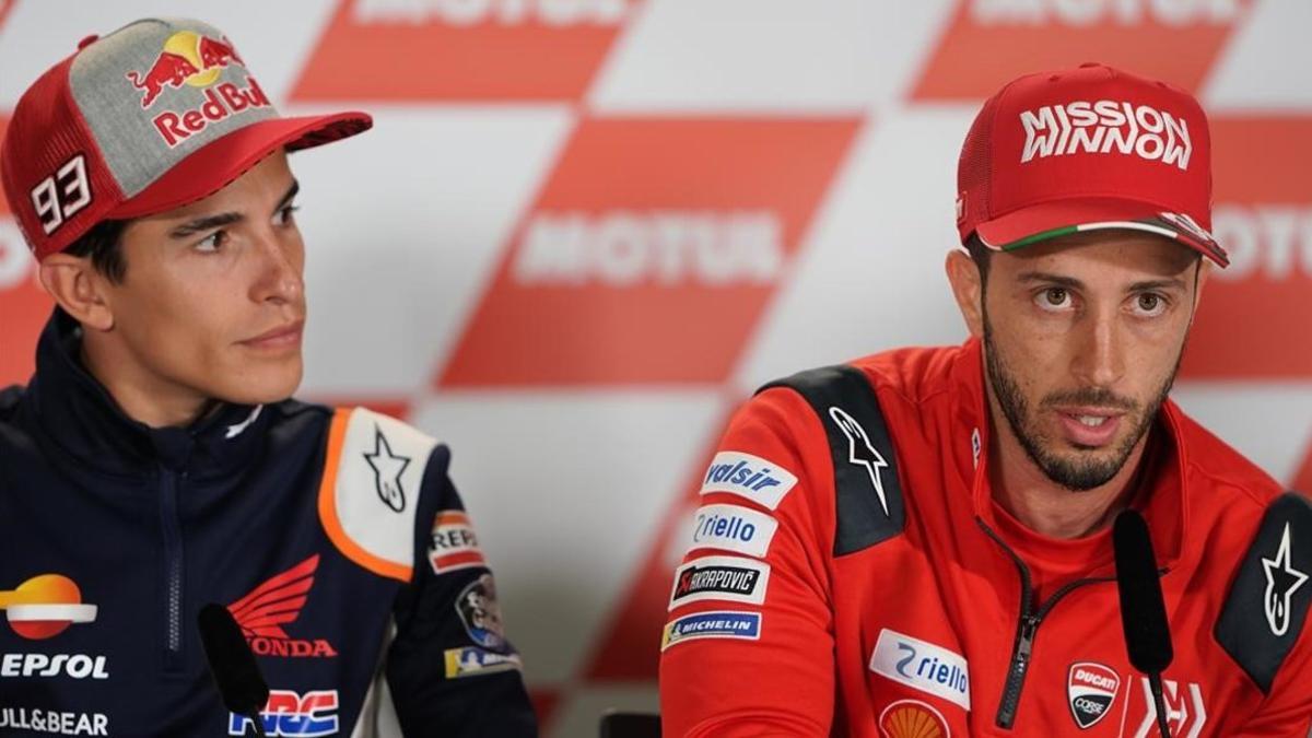 Marc Márquez (Honda), a la izquierda, escucha las explicaciones de Andrea Dovizioso, hoy, en Termas de Río Hondo (Argentina).