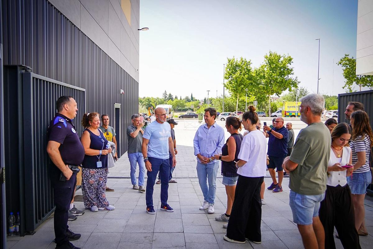 Luis de la Fuente visita por sorpresa a los vecinos desalojados por los incendios en Las Rozas.