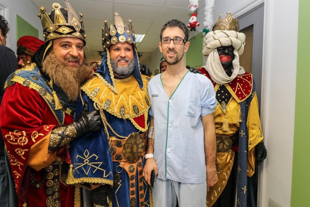 Los Reyes Magos visitan a niños y mayores en Alcoy