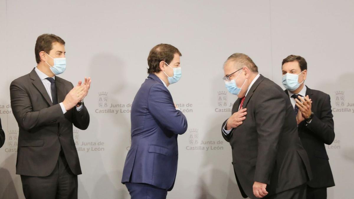 Mañueco, durante la toma de posesión del nuevo consejero de Sanidad, AlejandroVázquez, segundo a la derecha, junto a los consejeros Carriedo (d) y Ibáñez (i). | Rubén Cacho - Ical