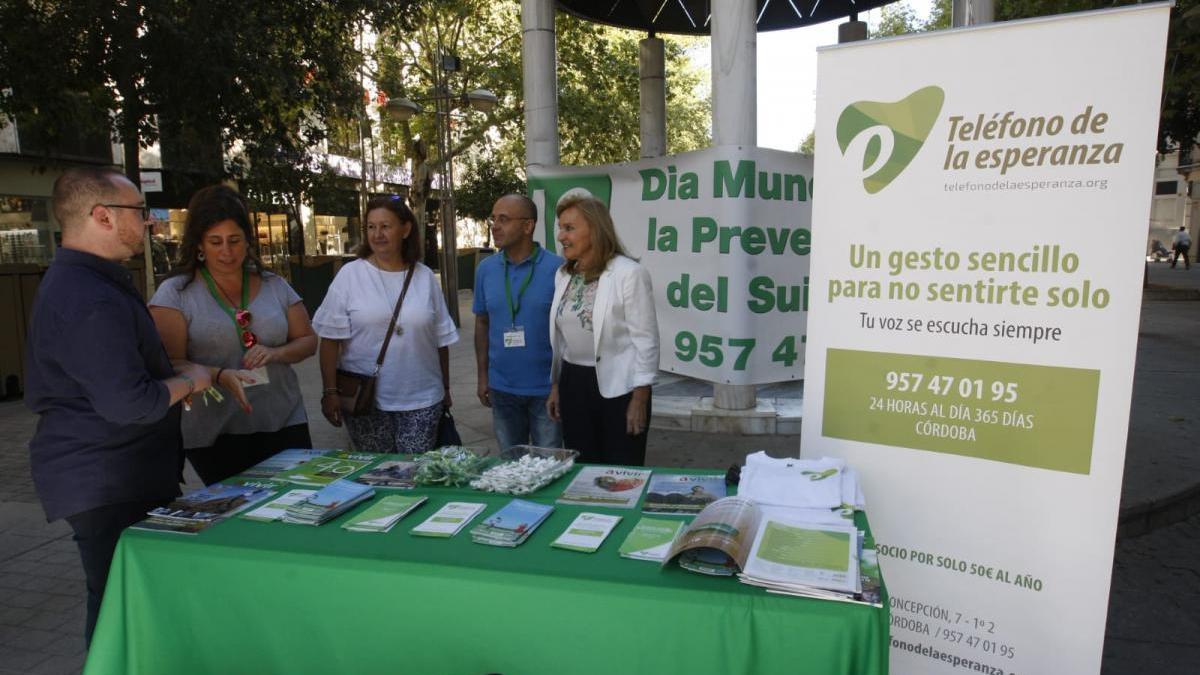 Unas 3.000 personas al año llaman al Teléfono de la Esperanza en Córdoba