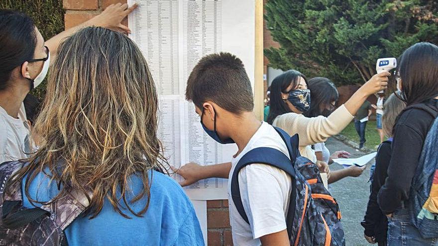 Entrada d&#039;alumnes i presa de temperatura a l&#039;institut Pius Font i Quer de Manresa, el primer dia de curs |