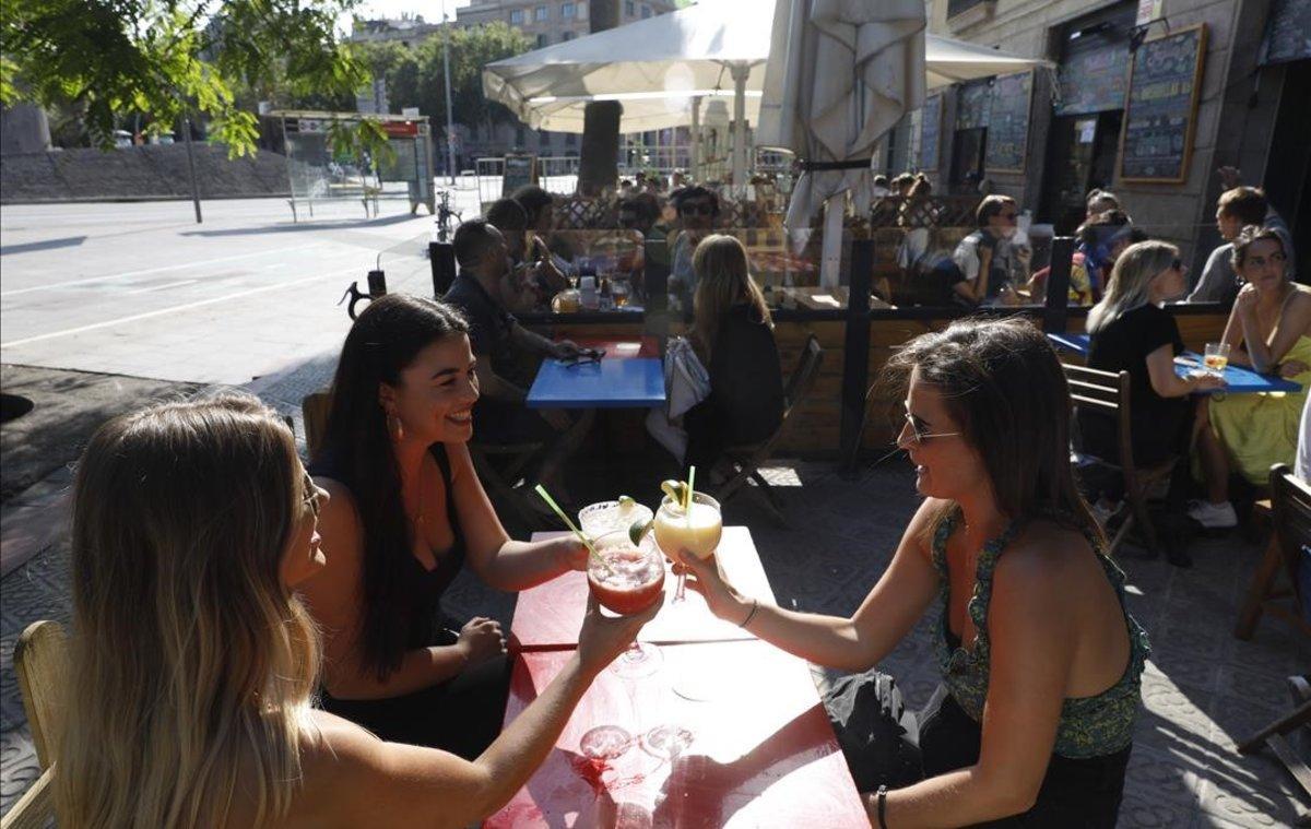 Brindis en una terraza cercana al Port Vell.