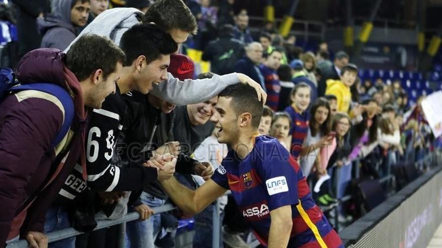 Xavier Cols és felicitat després del seu debut amb el Barça