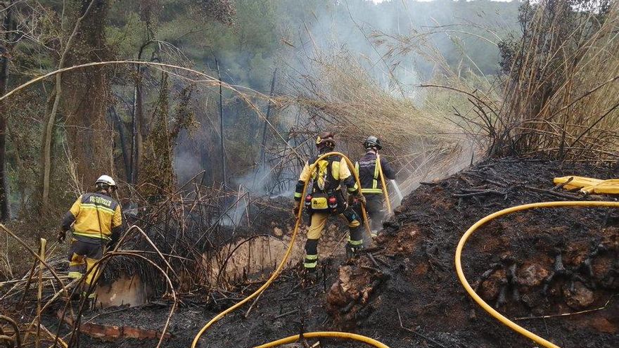 Efectivos del Ibanat durante el incendio de hoy.