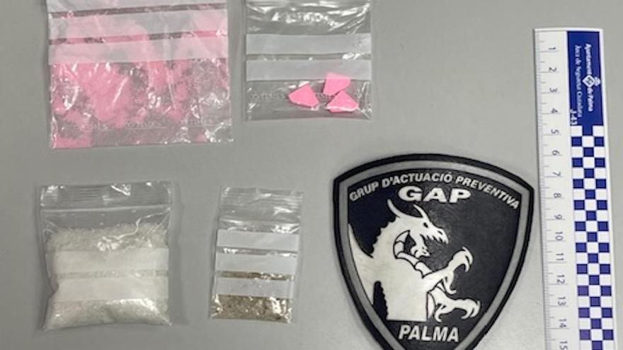 Drogas decomisadas al sospechoso.