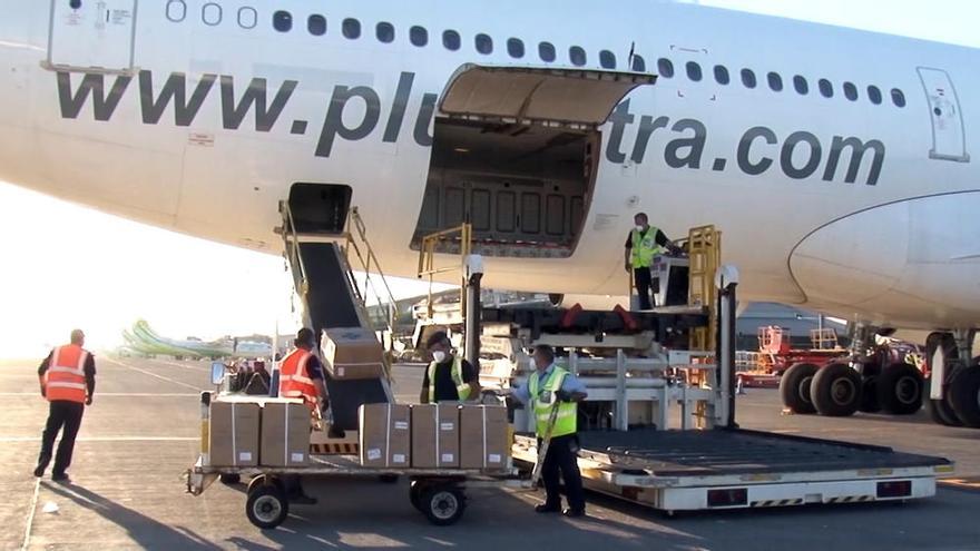 Coronavirus en Canarias | Canarias recibe un nuevo avión de material sanitario procedente de China para la lucha contra el coronavirus