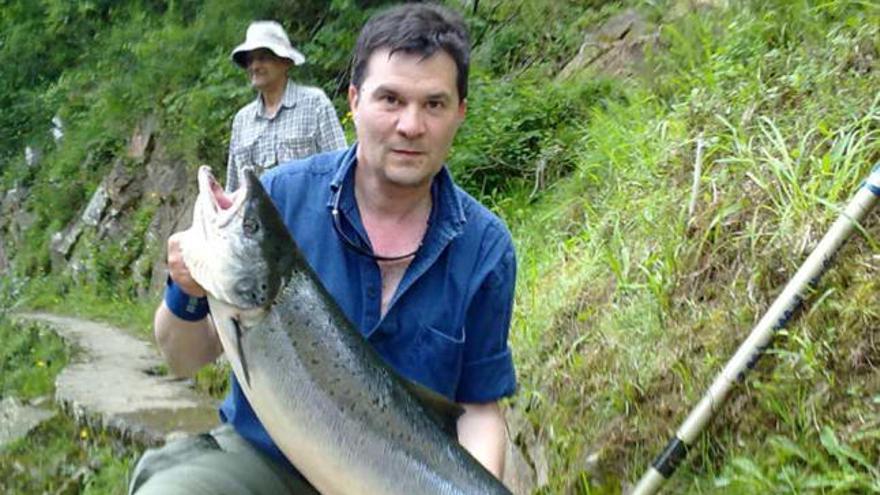 José Vicente muestra el salmón el día de la captura.