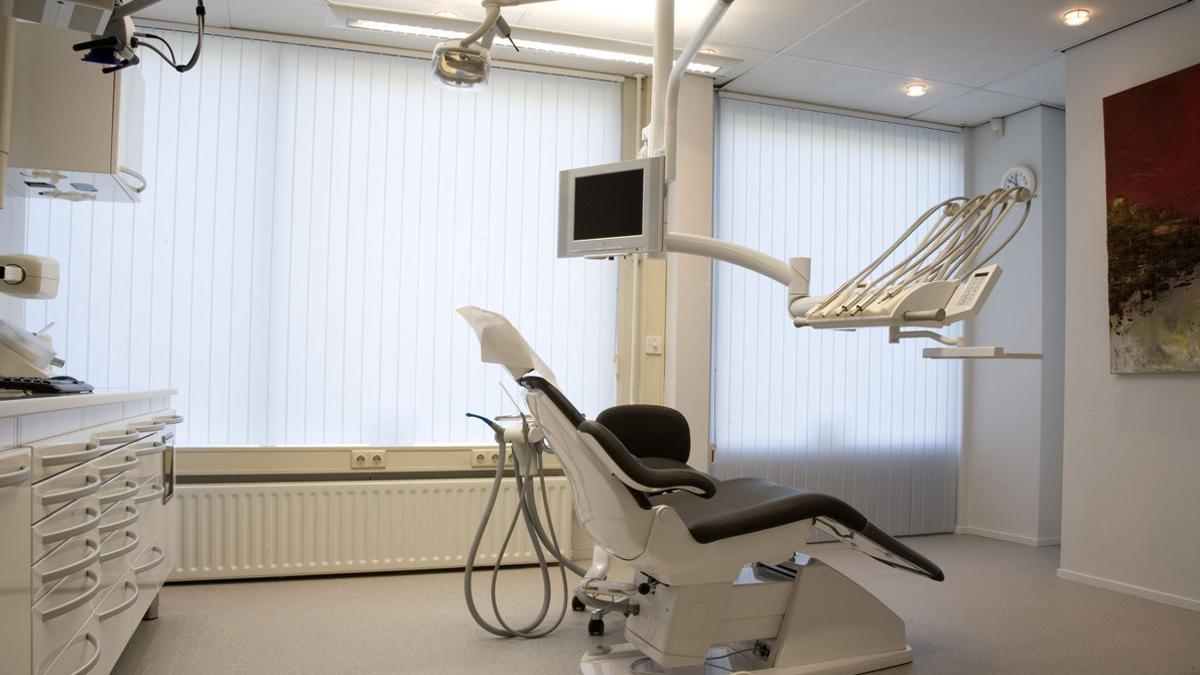 Sala de dentista, en la que es una de las profesiones clave para OralthBcn