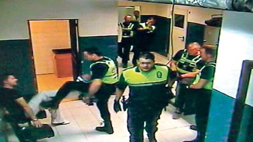 El agente que patea al detenido indefenso viste ahora el uniforme de la Policía Local de Pollença.