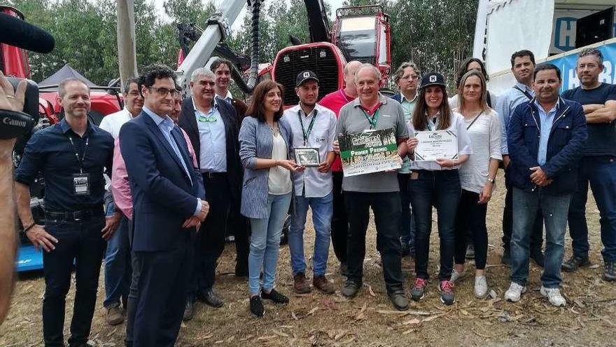 Ángeles Vázquez entrega el primer premio de innovación a los responsables de la firma cruceña.