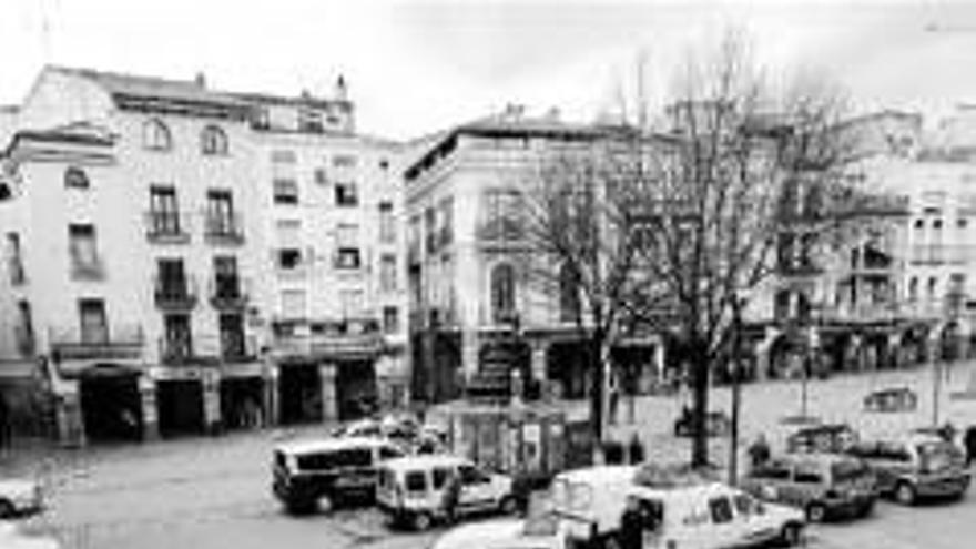 Hostelería y comercio urgen más iluminación en la plaza