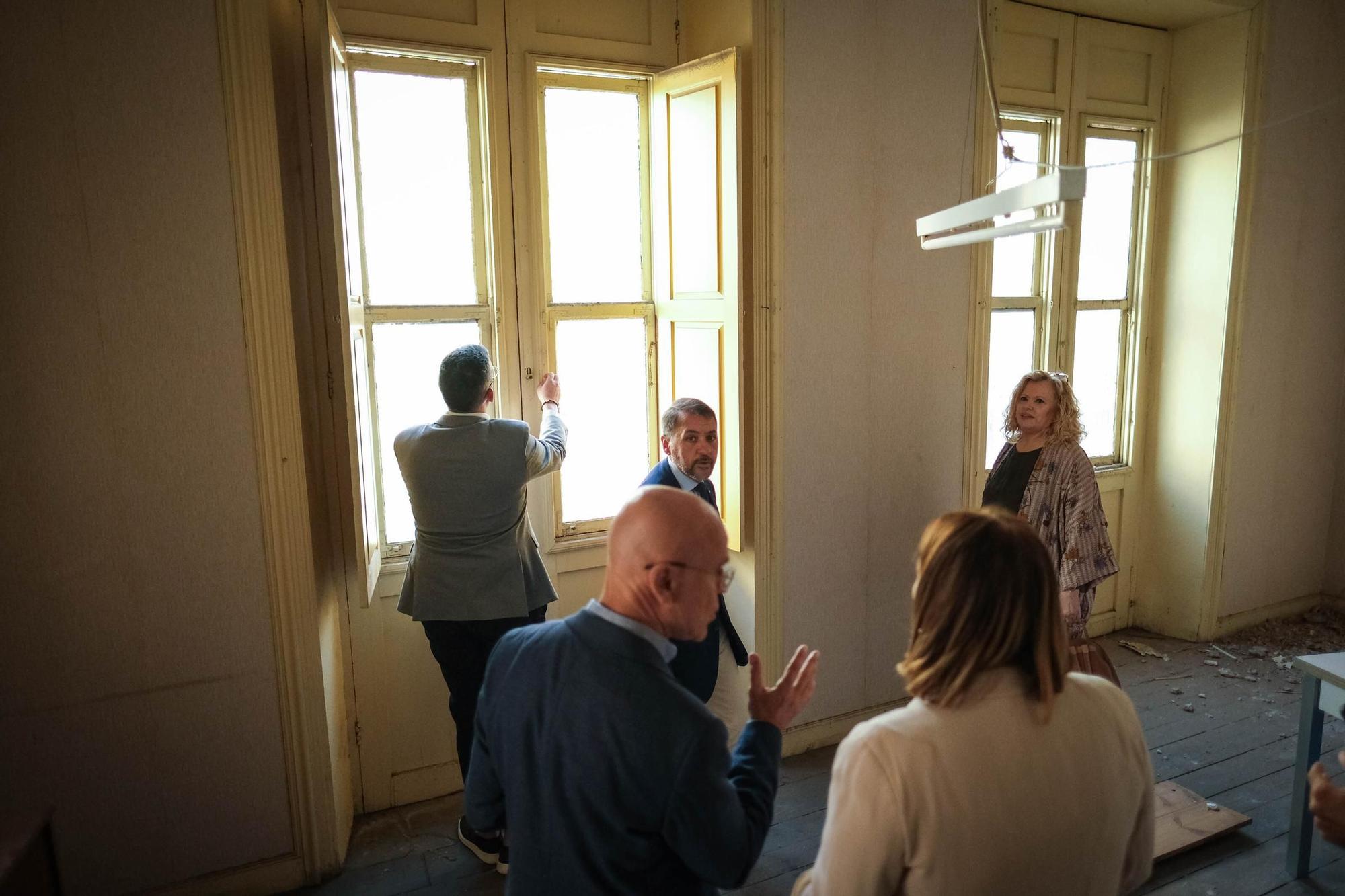 Visita al edificio cedido por Santa Cruz al Diputado del Común