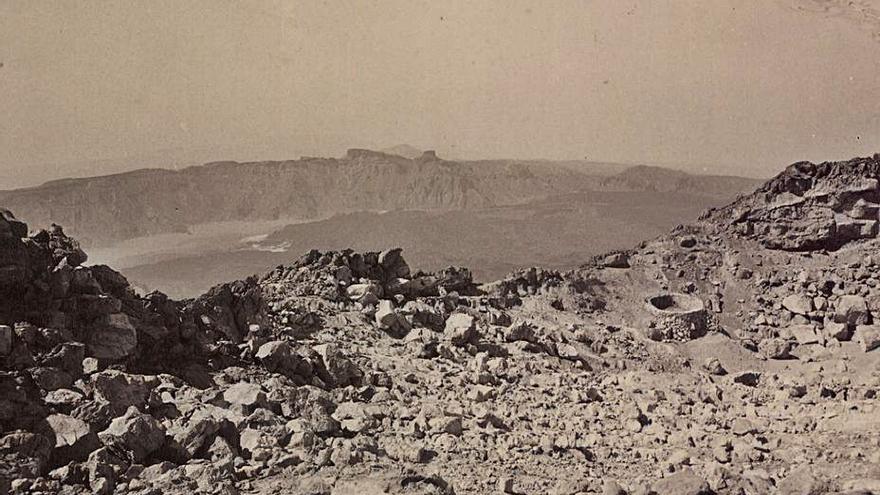 Imagen del cráter del Teide tomada en 1889, donde pueden verse un horno de azufre y los restos de otro