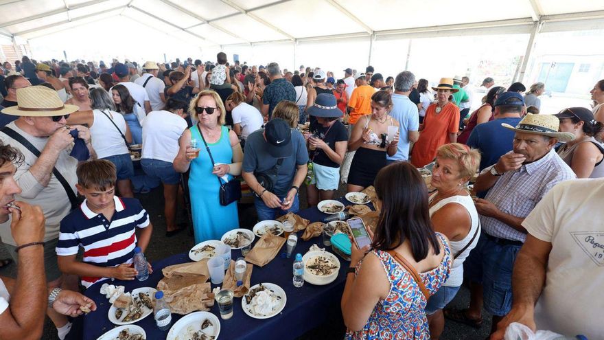 Portonovo celebra el Día do Mariñeiro repartiendo 3.125 raciones de sardina