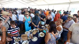 Portonovo celebra el Día do Mariñeiro repartiendo 3.125 raciones de sardina