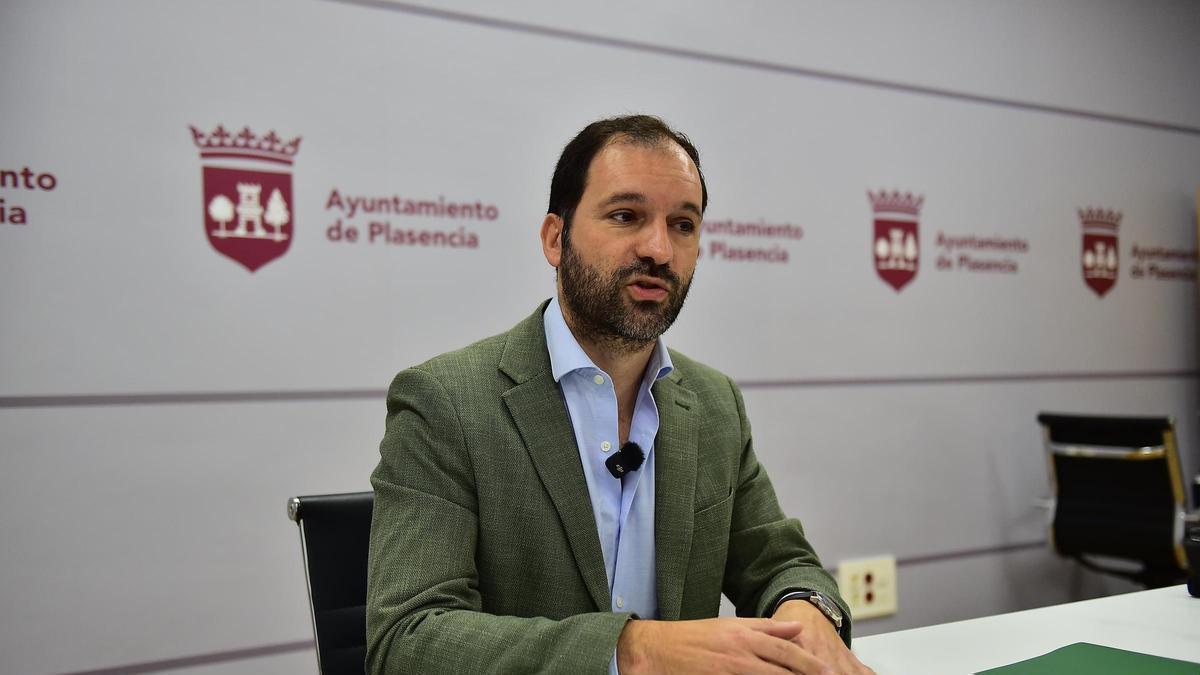 Vox Plasencia denuncia el "abandono" del ayuntamiento a los clubes deportivos por ayudas impagadas.