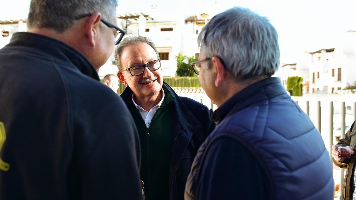 El actual alcalde de Alcalà, Francisco Juan (en el centro), en un acto reciente.