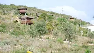 Un centro de yoga de Ibiza desobedece la orden de derribo de nueve cabañas ilegales