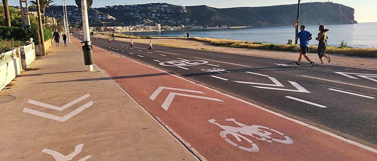 El ayuntamiento ya ha señalizado el uso peatonal y para bicicletas de la carretera litoral.