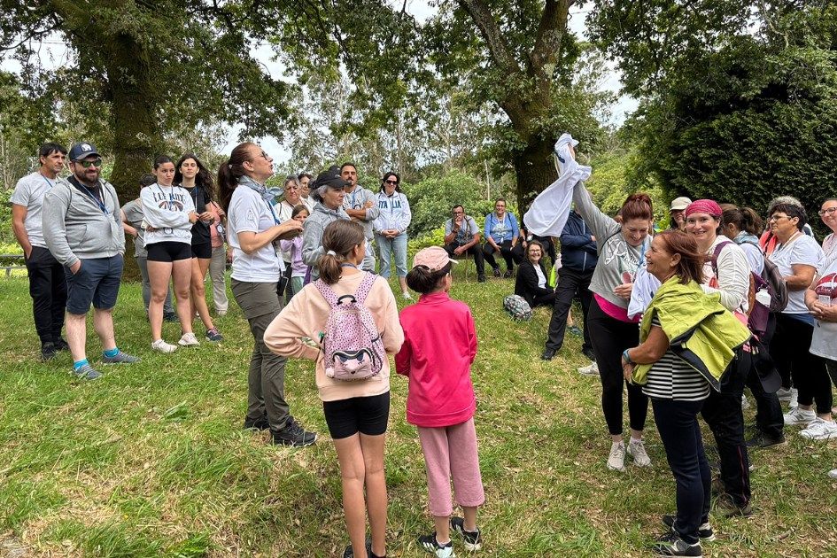 Participantes en la ruta por la Vía Mariana luso-galaica, a su paso por Valga.