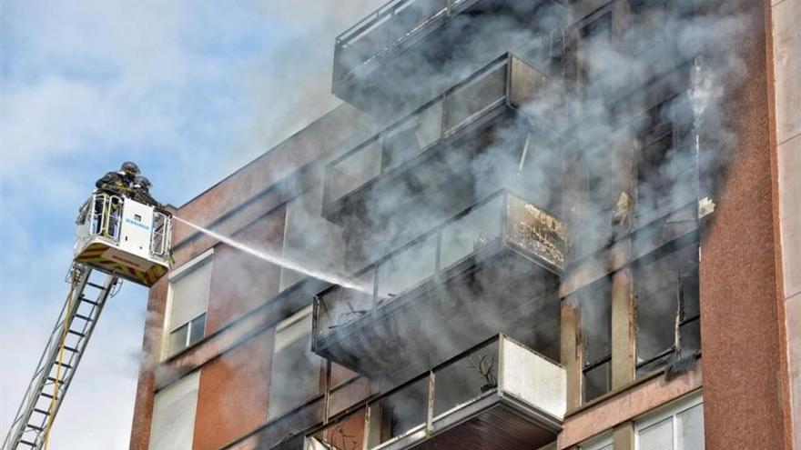 Un fallecido en un violento incendio en un piso en Barcelona