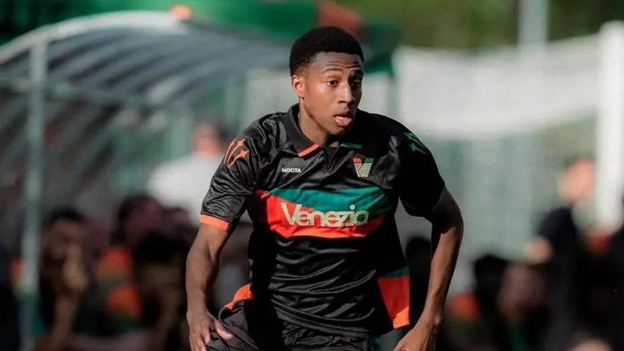 El icónico número de Álex Gomes en el Venezia y su espera para debutar en la Serie A