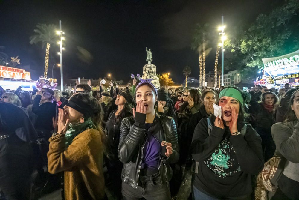 Cientos de mujeres se suman al movimiento feminista 'El violador eres tú' en Palma
