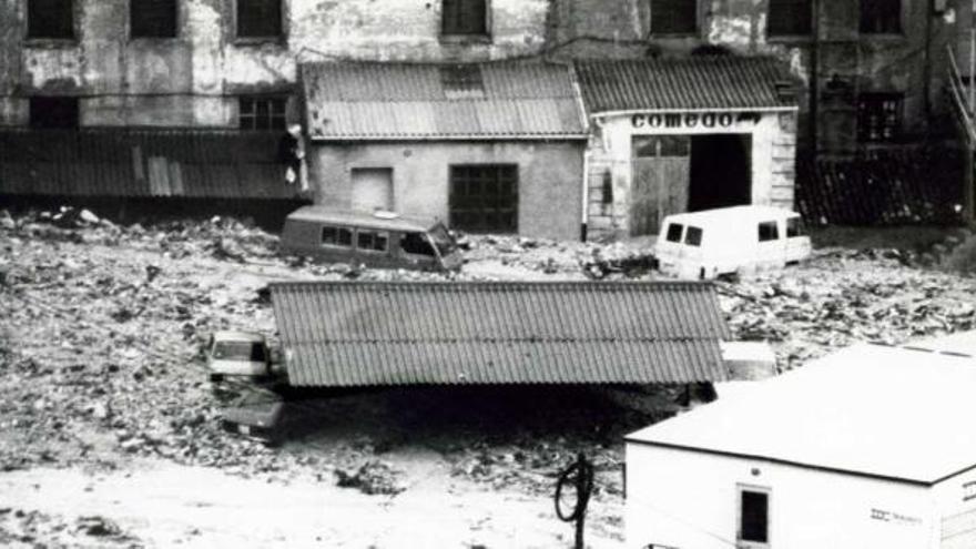 Las fotografías ilustran lo que vivió Alcoy hace 25 años, a consecuencia de las intensísimas lluvias que sufrió durante dos días.  f RAFA ARJONES / X. TEROL