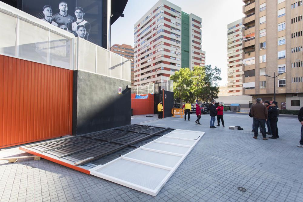 Cae una valla de Mestalla y hiere a un mujer