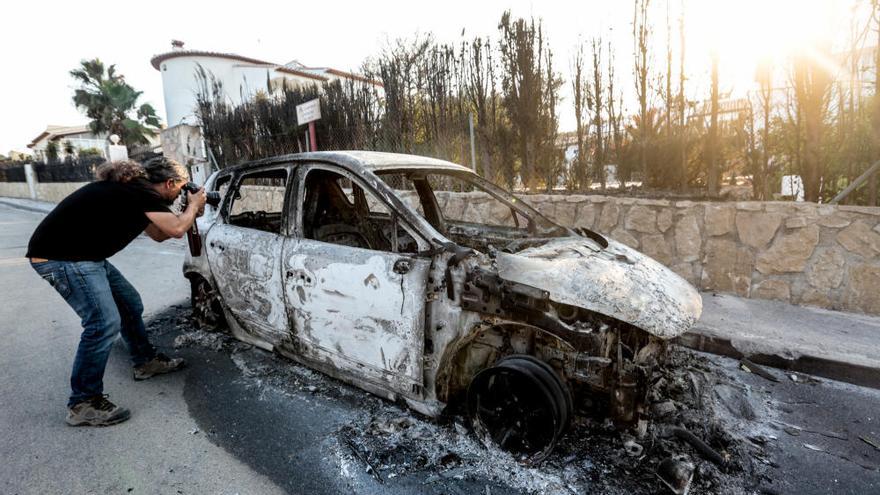 El fuego devora el paraje La Granadella y calcina viviendas en Xàbia y Benitatxell