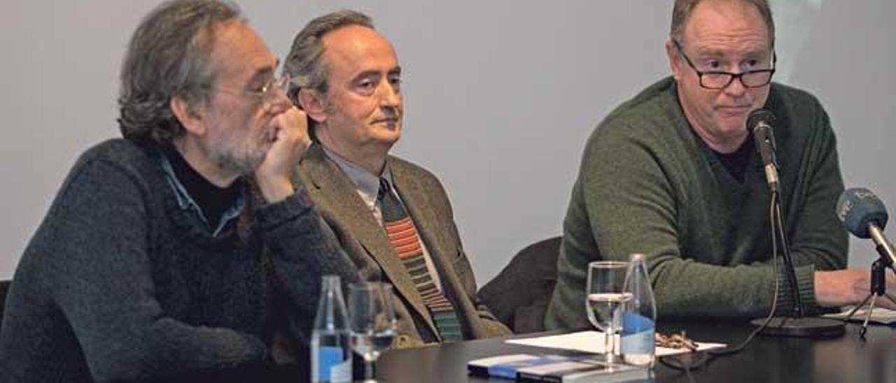 Carlos Garrido, Llop y Enrique Juncosa, presentando la novela.