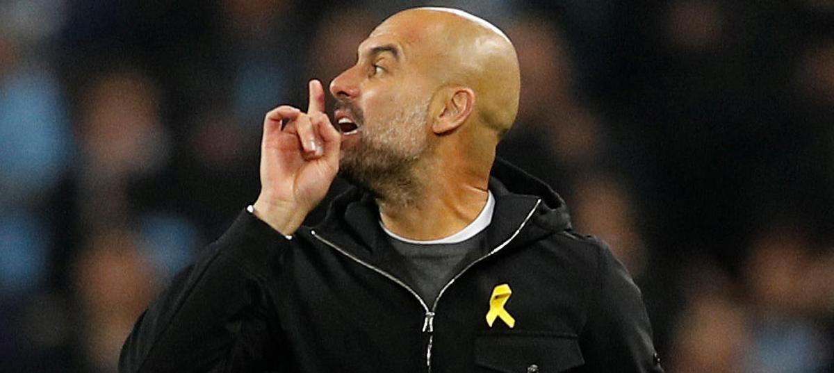 Guardiola protesta la decisión de Mateu Lahoz.