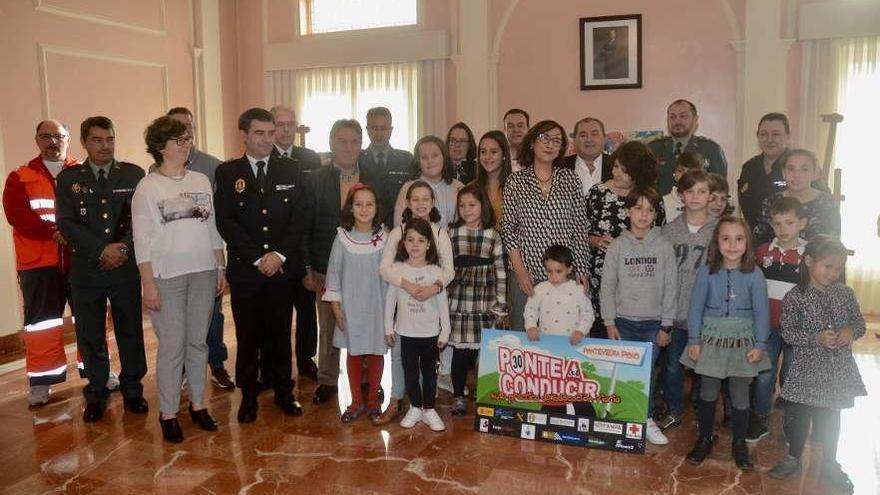 Los premiados en la foto de familia con las autoridades y organizadores. // Rafa Vázquez