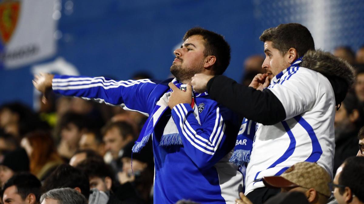 Dos aficionados zaragocistas, en una de las gradas de La Romareda en el partido ante el Sporting.