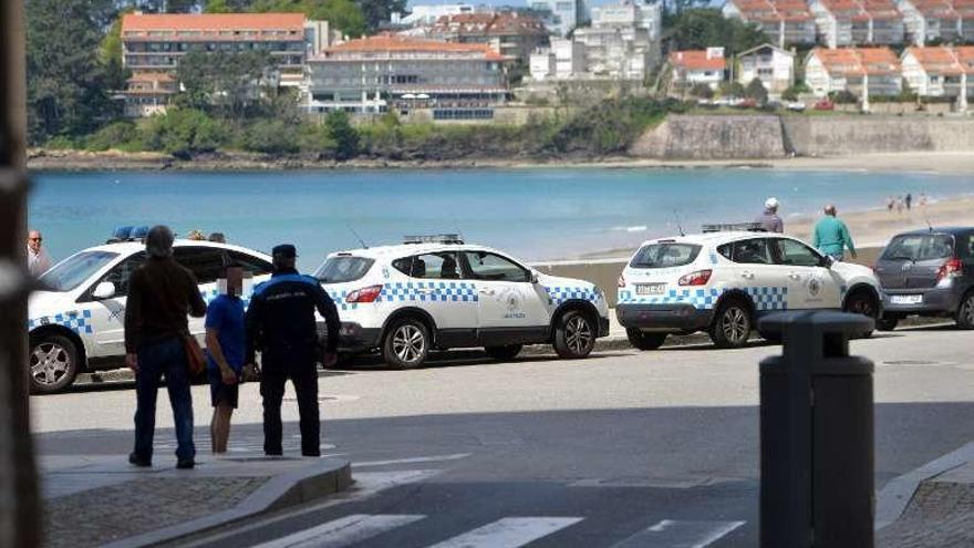 Dos agentes de servicio en el paseo de Silgar. // Gustavo Santos