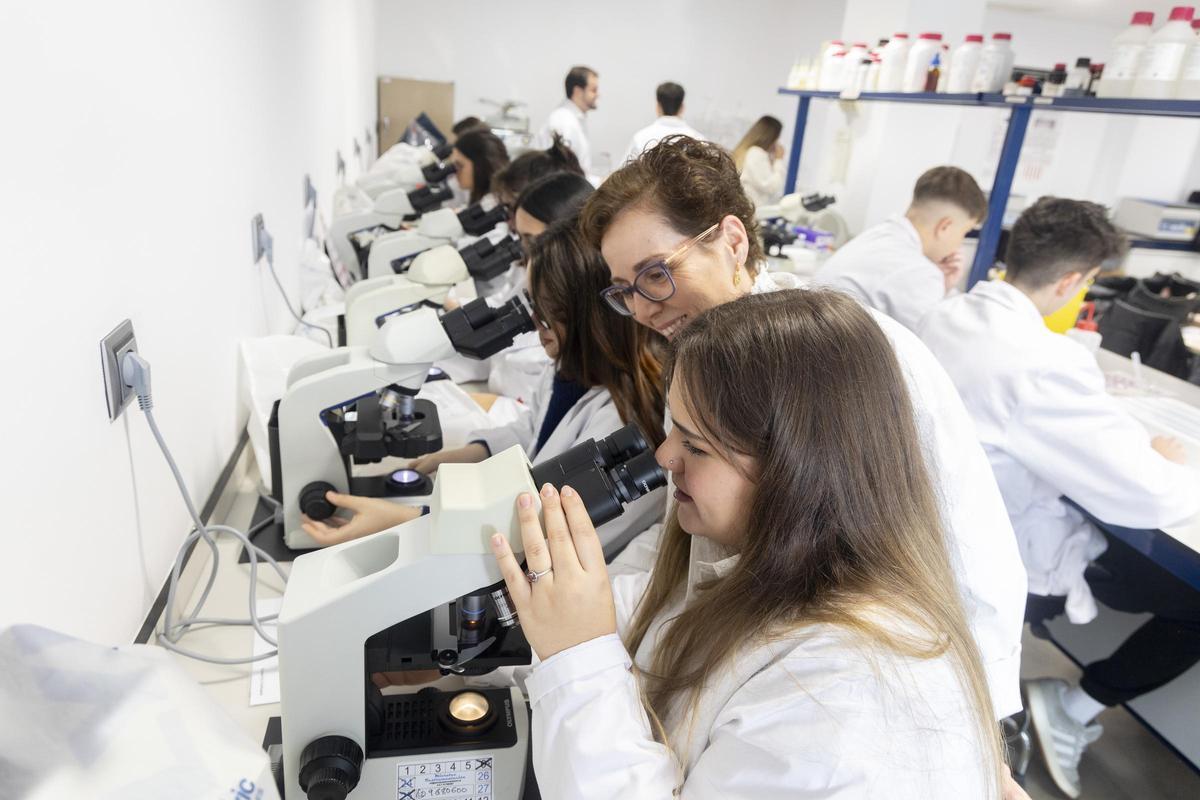 Alumnas de FP durante unas pruebas de laboratorio