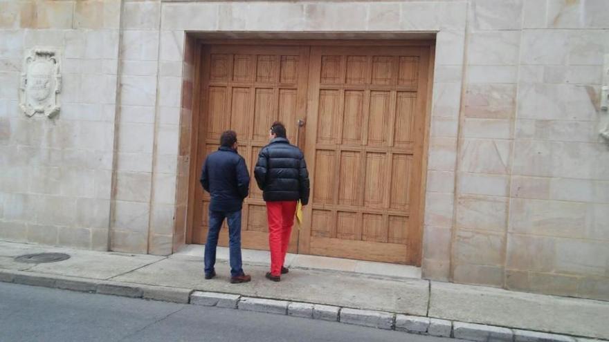 Los exalumnos del colegio Juan XXIII de Puebla de Sanabria, a su entrada en el Obispado de Astorga