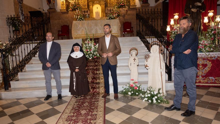 La fachada del convento de las Claras de Caravaca recupera las esculturas de San Francisco y Santa Clara de Asís