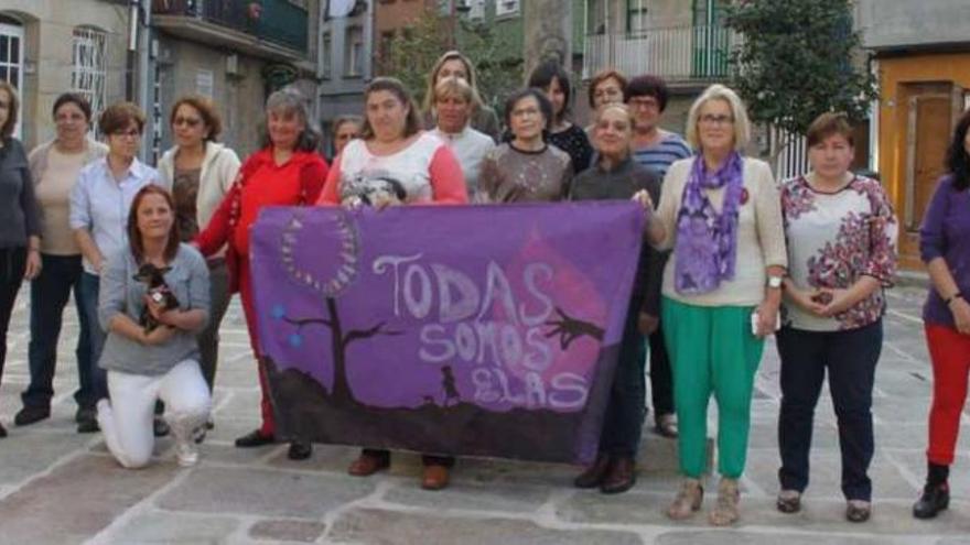 Algunas de las primeras integrantes de la asociación de mujeres &quot;Intercambio do saber&quot;, con sede social en la Praza da Veiguiña. // S.A.