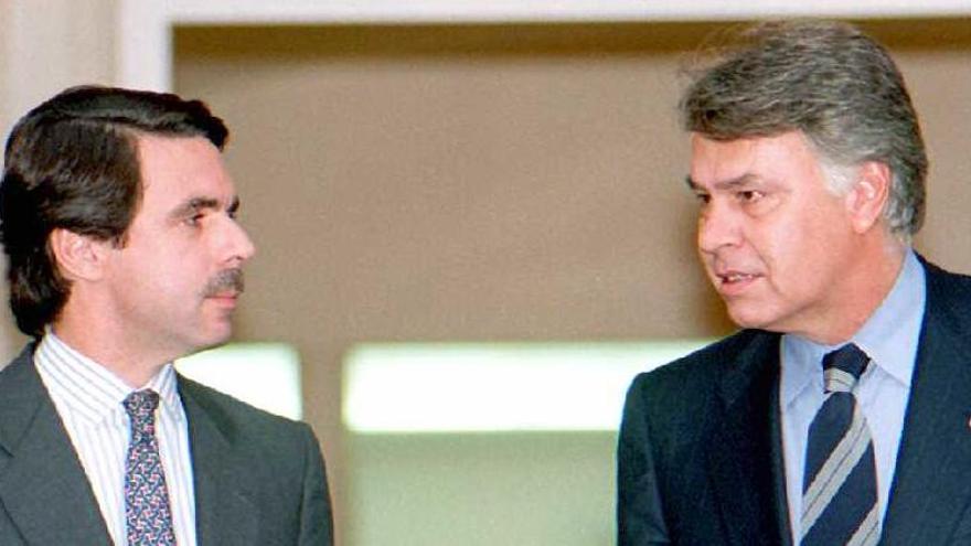 Aznar y González, protagonistas del primer debate de 1993.