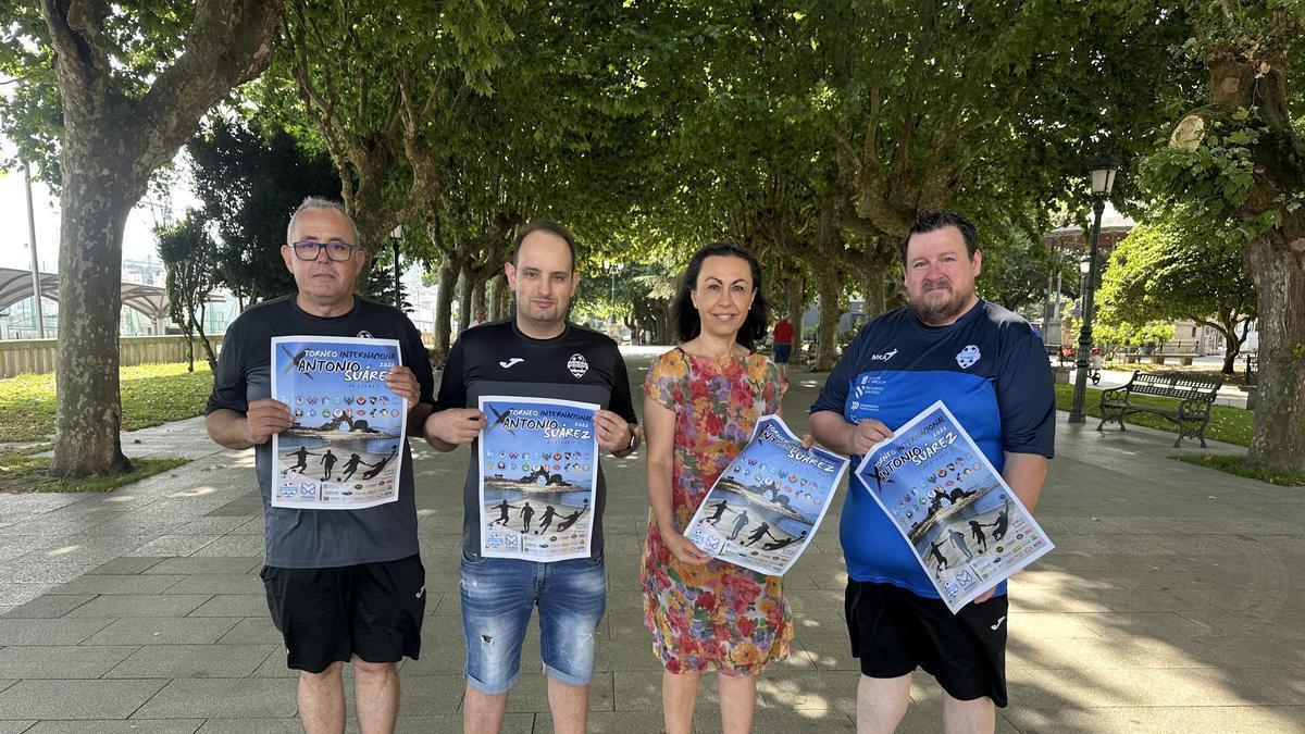 La alcaldesa, María Ramallo, junto a directivos del Marín Futsal