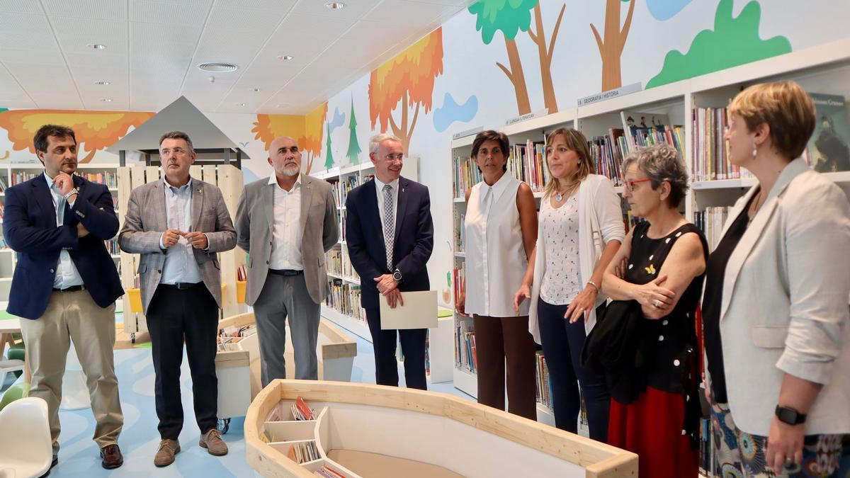 La visita de les autoritats la biblioteca de Puigcerdà, avui