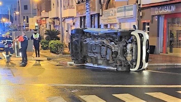 Un taxi vuelca en Vecindario