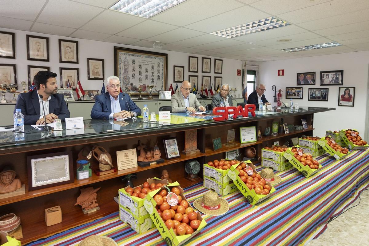 SPAR Gran Canaria y COAGRISAN renuevan el convenido del tomate de La Aldea por cuarto año consecutivo.