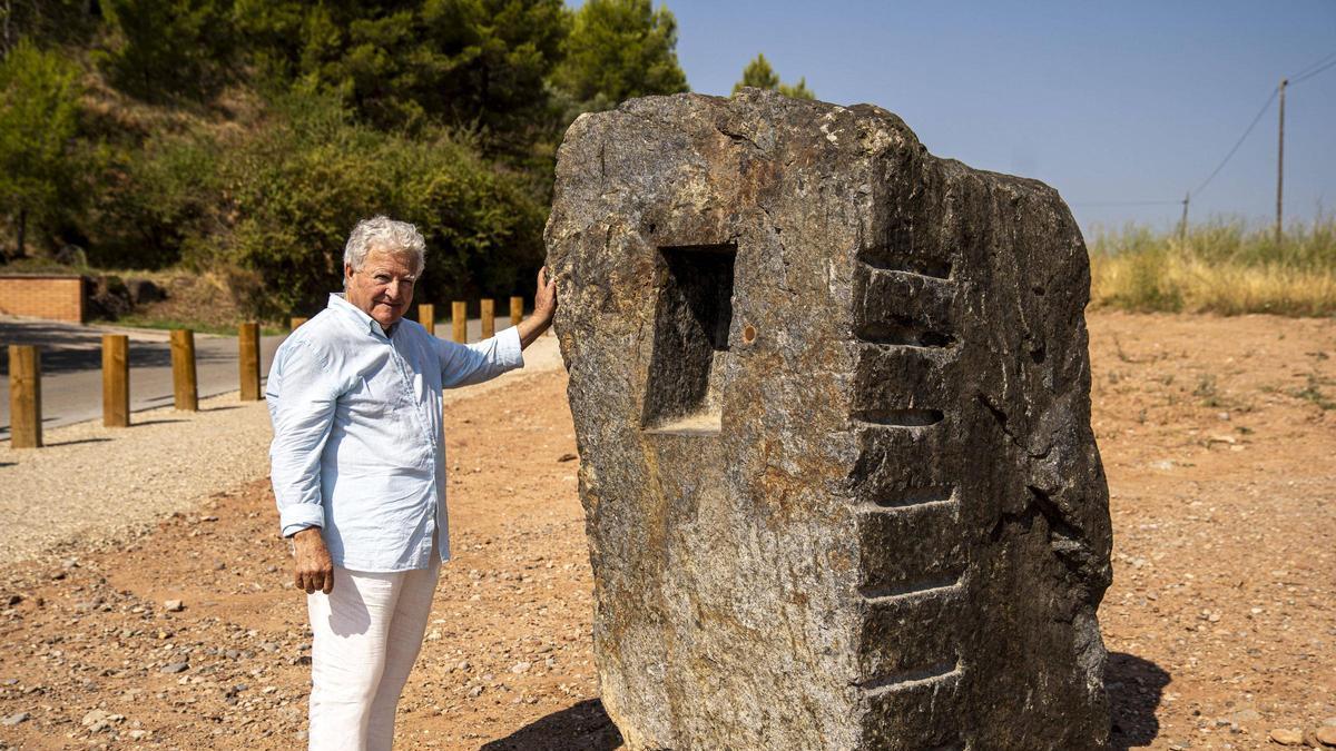 Rufino Mesa amb «Aigua», l’escultura permanent de Microscopies