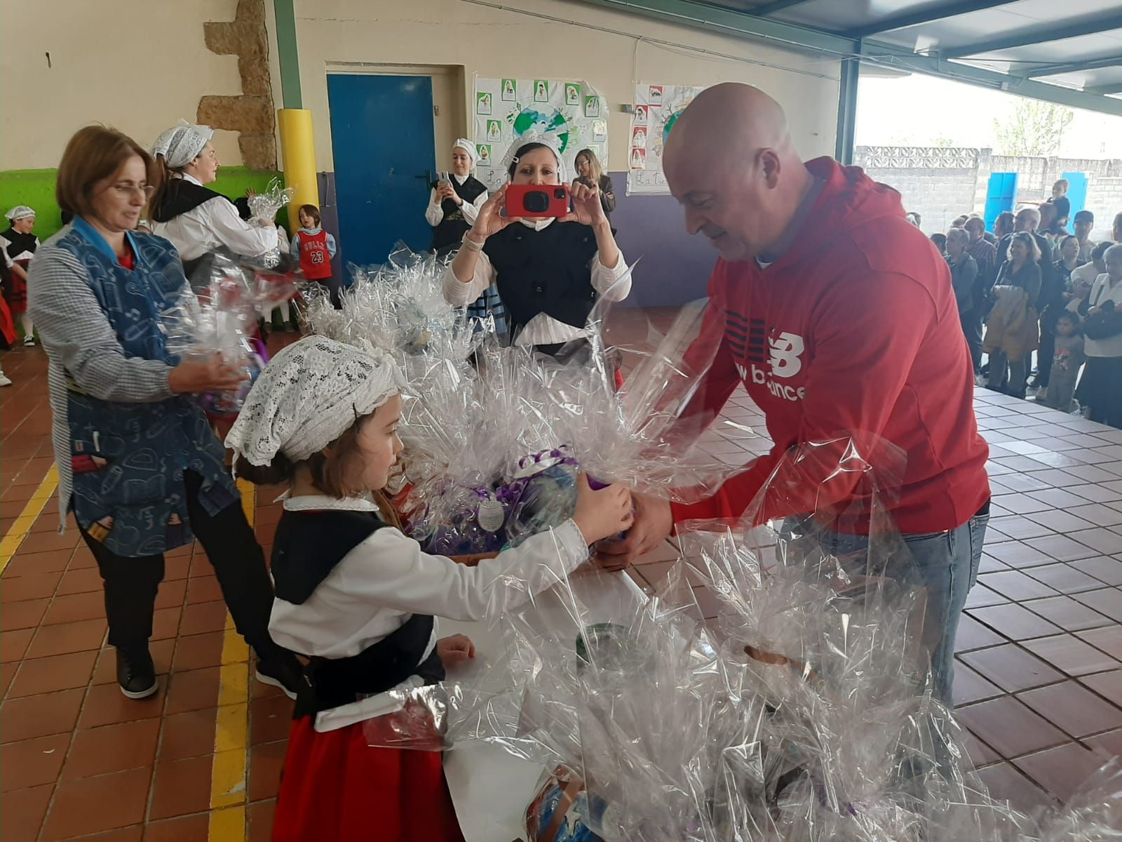 Los aldeaninos del Peña Careses adelantan los Güevos Pintos: así ha sido su mercadillo escolar solidario