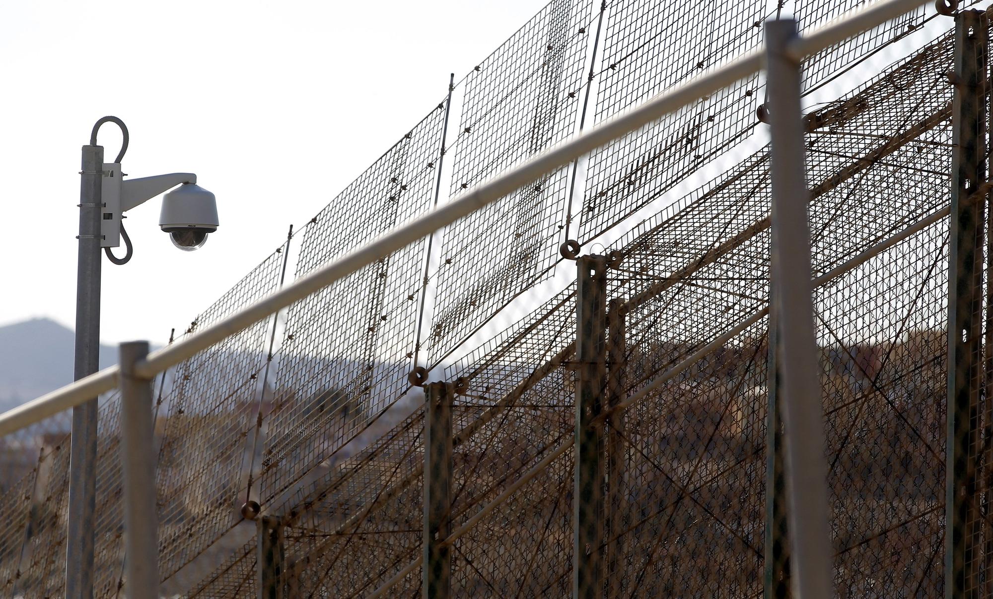 Valla en la frontera con Marruecos. Camara de vigilancia en la valla.