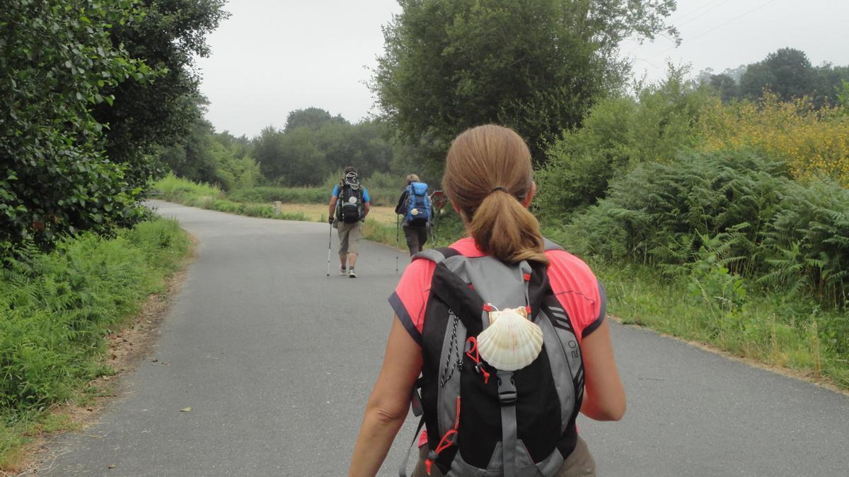 Unos peregrinos hacen el Camino de Santiago.