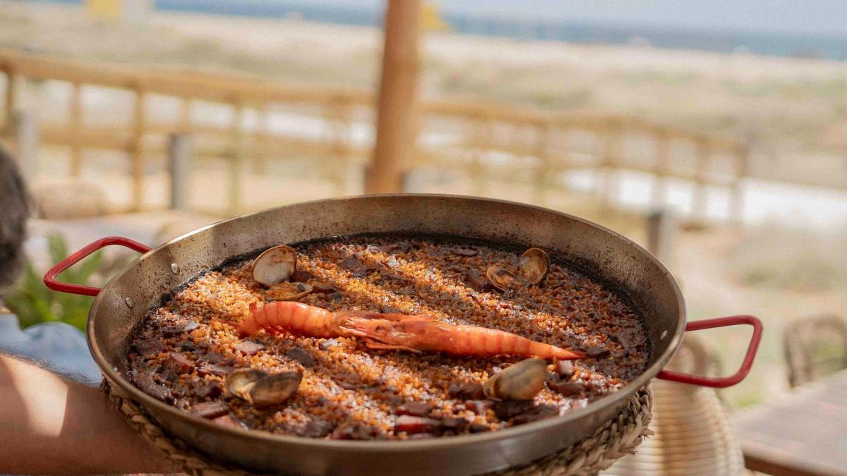 Uno de los arroces de Péndulo, en la playa de Castelldefels.